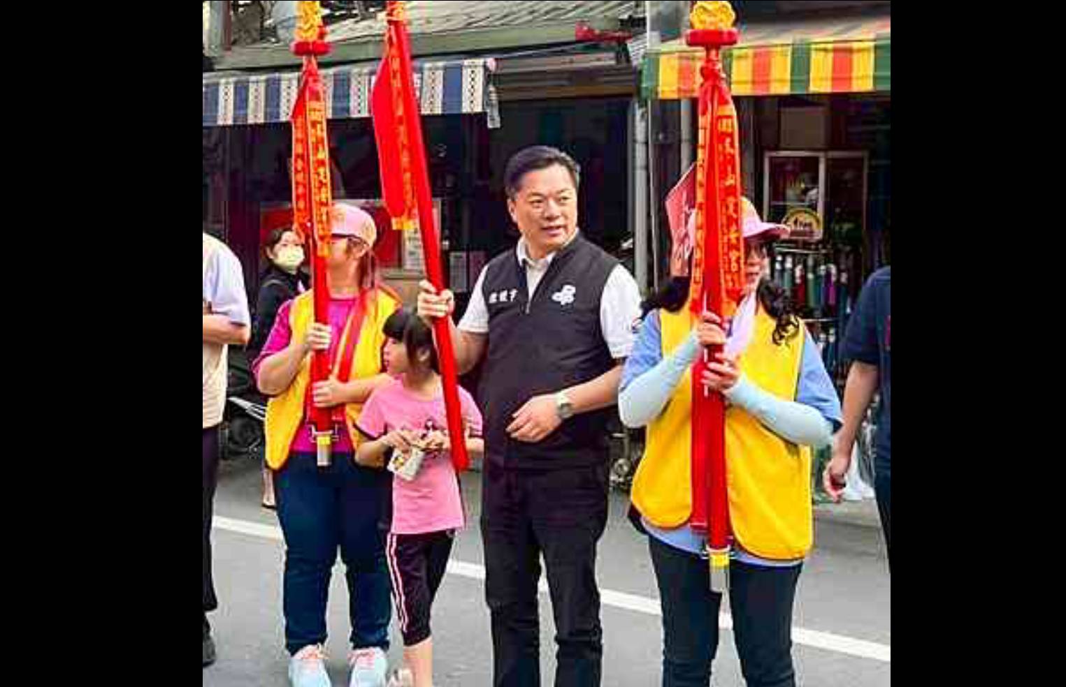 中選會14日宣布新增1件立委罷免案，據了解，是民進黨立委陳俊宇(中)。圖/取自陳俊宇臉書 