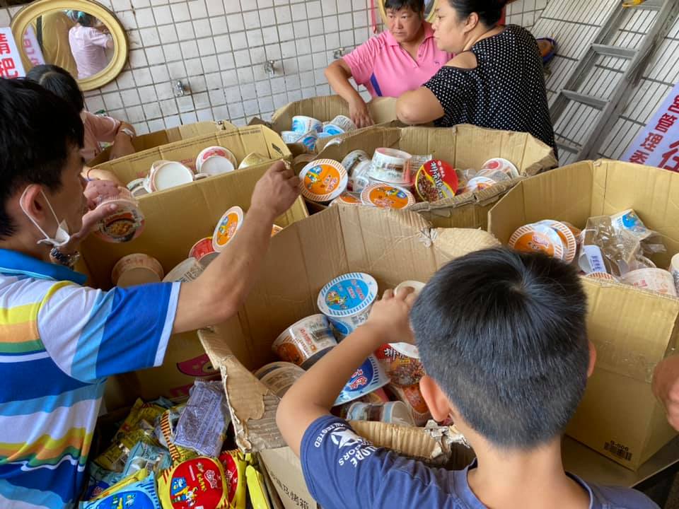 民眾準備各式泡麵到此祭祀。南投中寮知名的「泡麵土地公」石龍宮一年四季香火鼎盛。圖/取自《臉書》泡麵土地公粉專