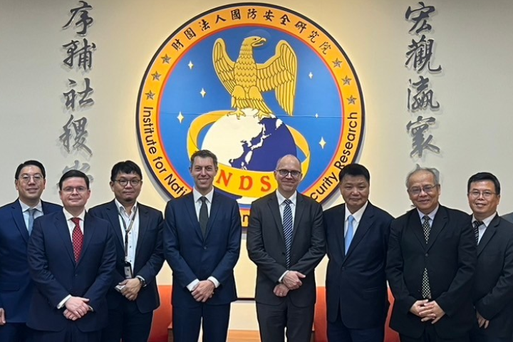 曾任國防安全研究院執行長的李文忠（右三）提醒，執政者務必避免在錯誤判斷下把台灣推向危險處境。圖／取自國防安全研究院