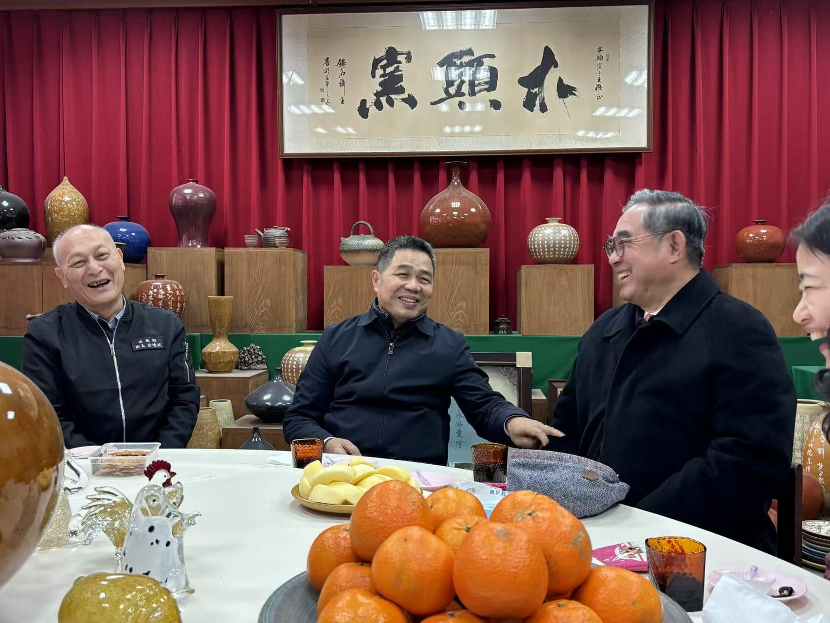 受苗栗縣政府之邀，湖北省台辦主任程良勝（中）率武漢高龍表演團來台慶元宵，與老友新黨主席吳成典（右）相見歡。圖／取自吳成典臉書