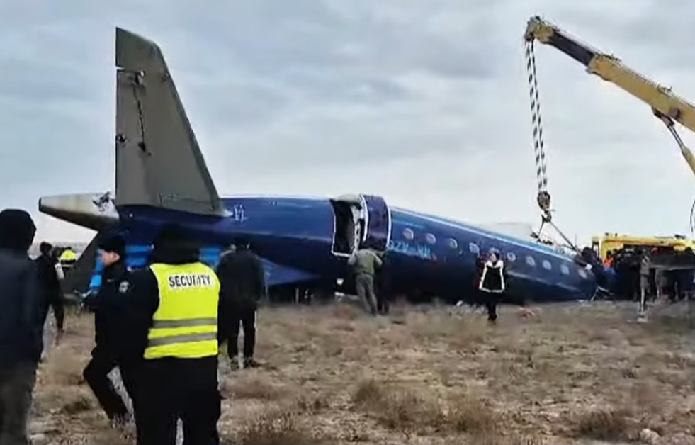 亞塞拜然航空一架客機25日在哈薩克西部阿克套市附近墜毀。圖/翻攝自Sky News YouTube頻道