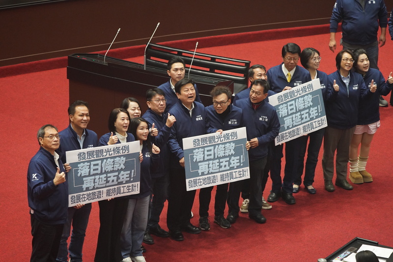 立法院會7日處理《發展觀光條例》部分條文修正草案，經朝野立委表決，通過國民黨團再修正動議，將國軍英雄館、教師會館、青年活動中心等特定對象住宿場所，申請旅館業登記時間再展延5年，至119年1月21日。圖為國民黨立委於法案三讀後在議場中舉牌慶祝。圖/中央社