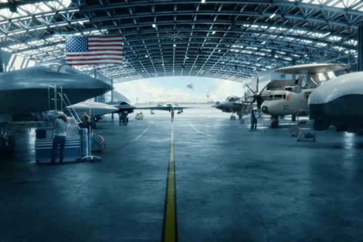 諾斯洛普·格魯曼公司 （Northrop Grumman）展示的第六代戰機概念圖（左），圖中亦可見該公司其他產品，包括B-21匿蹤轟炸機（遠方空中輪廓）。圖/取自諾斯洛普·格魯曼公司