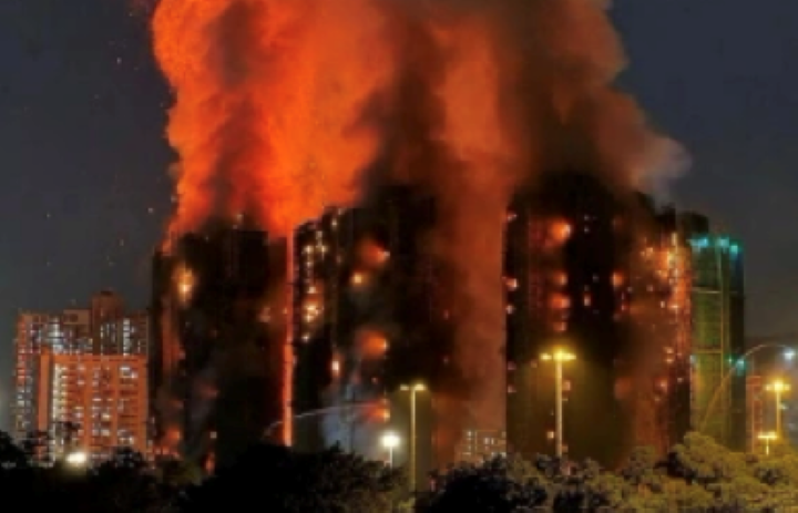 【更新】香港大埔宏福苑大火14死16傷　消防員殉職　夜間大火未熄