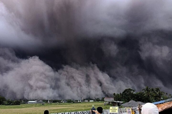 太平洋火環帶近期不平靜　菲律賓馬榮火山爆發數千人緊急撤離