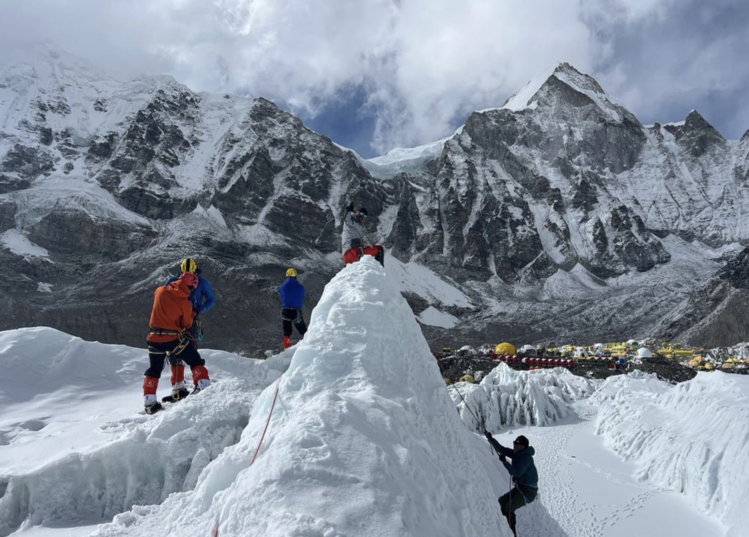 想征服聖母峰有新規 尼泊爾強制登山客租GPS晶片