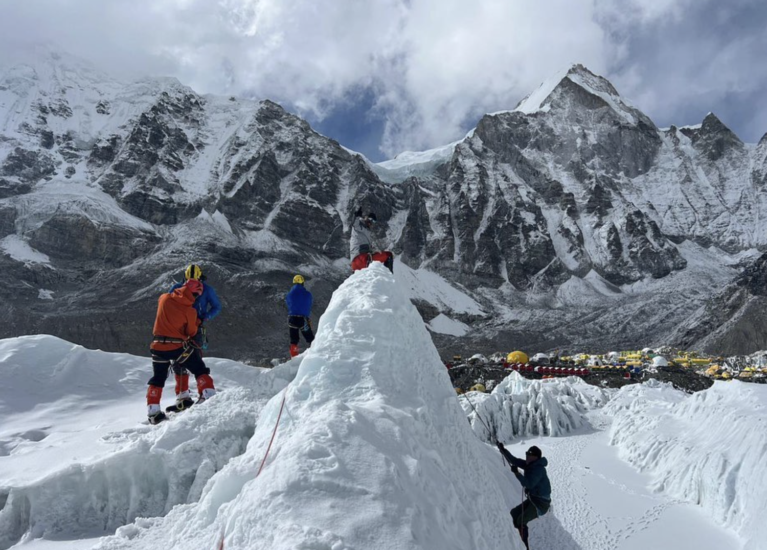 雪巴人嚮導蓋杰曾放棄攻頂聖母峰救人。圖/取自Gelje Sherpa gelje_sherpa_IG