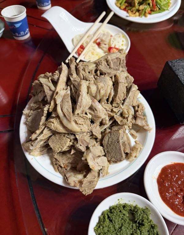 著名的「手抓羊肉」,蒙古傳統豪邁吃法,以最簡單的烹調方式凸顯羊肉原汁原味,充分展現遊牧民族的飲食特色。圖/記者楊俊斌攝