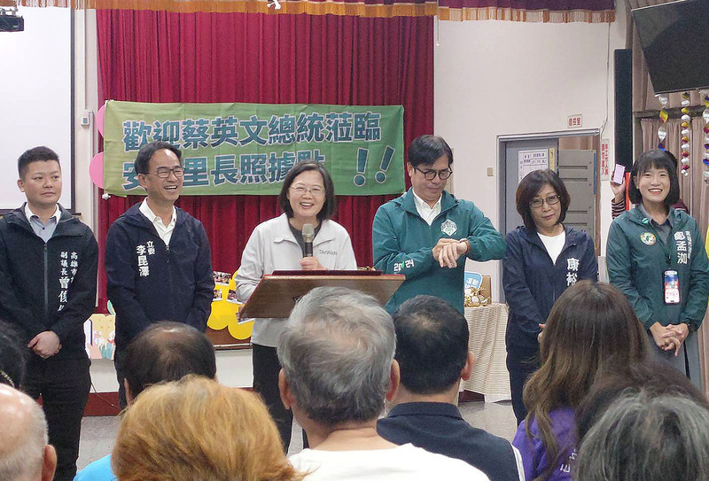 總統蔡英文（後左3）9日赴高雄助選，遇上防空警報大響，蔡總統笑說，「這是衛星不是飛彈，免煩惱。」圖/ 中央社