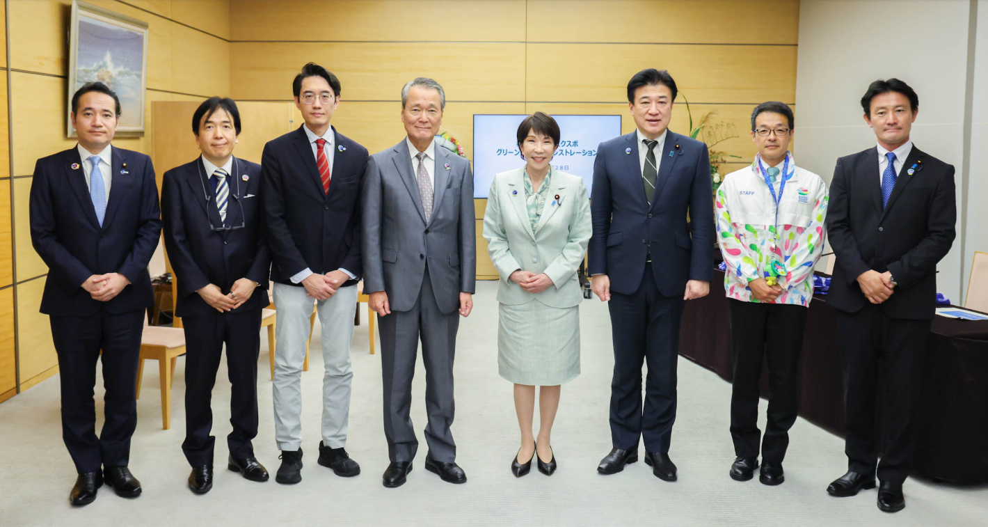 北京正設法孤立主張「台灣有事論」的日相高市早苗(右四)。圖/取自首相官邸X