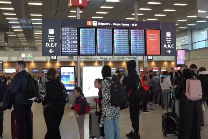巴黎奧利機場停擺，大批旅客行程被迫延誤。圖/取自AZPost《YouTube》官方頻道
