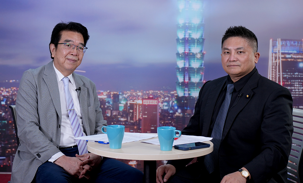 國民黨籍立法委員吳宗憲（右）接受梅花論壇節目專訪，表示民進黨對國會改革昨是今非令人難以理解。圖/陳思豪攝