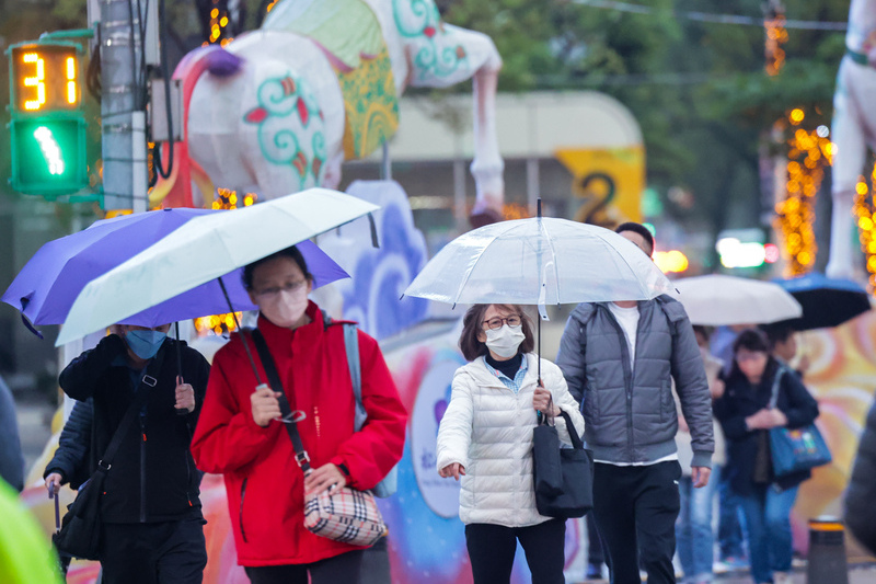 水氣減少短暫回暖　周五起東北季風接力報到北台轉濕冷