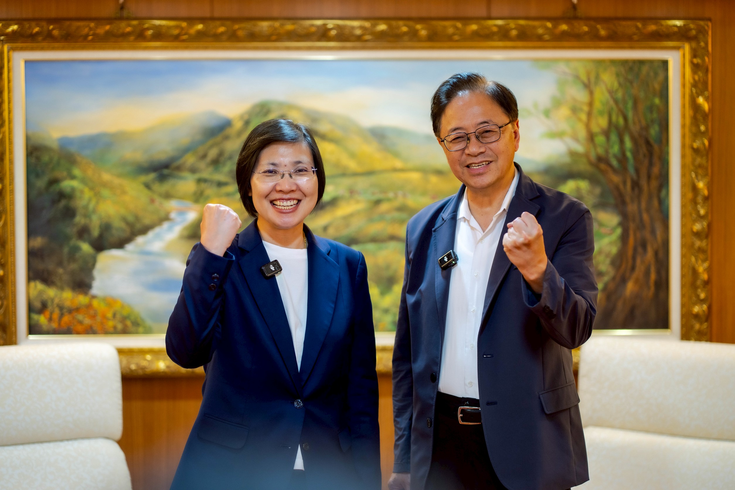 立委徐欣瑩（左）28日拜會桃園市長張善政（右），並請益智慧治理經驗。圖/徐欣瑩辦公室提供