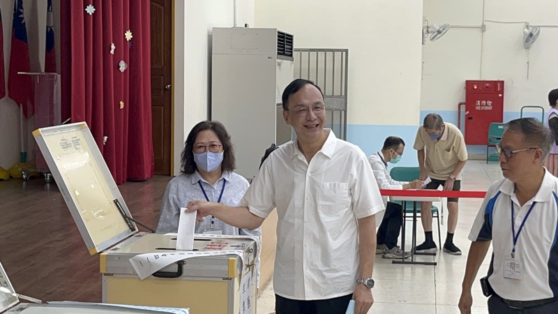 國民黨主席選舉18日投開票，國民黨主席朱立倫（中）投票時表示，希望大家一起團結努力，讓國民黨更好、更強。圖/中央社