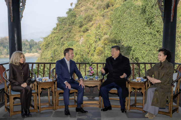習近平、馬克宏夫婦於懷古亭喝茶聊天，就國際局勢深入交換意見。圖/取自新華社