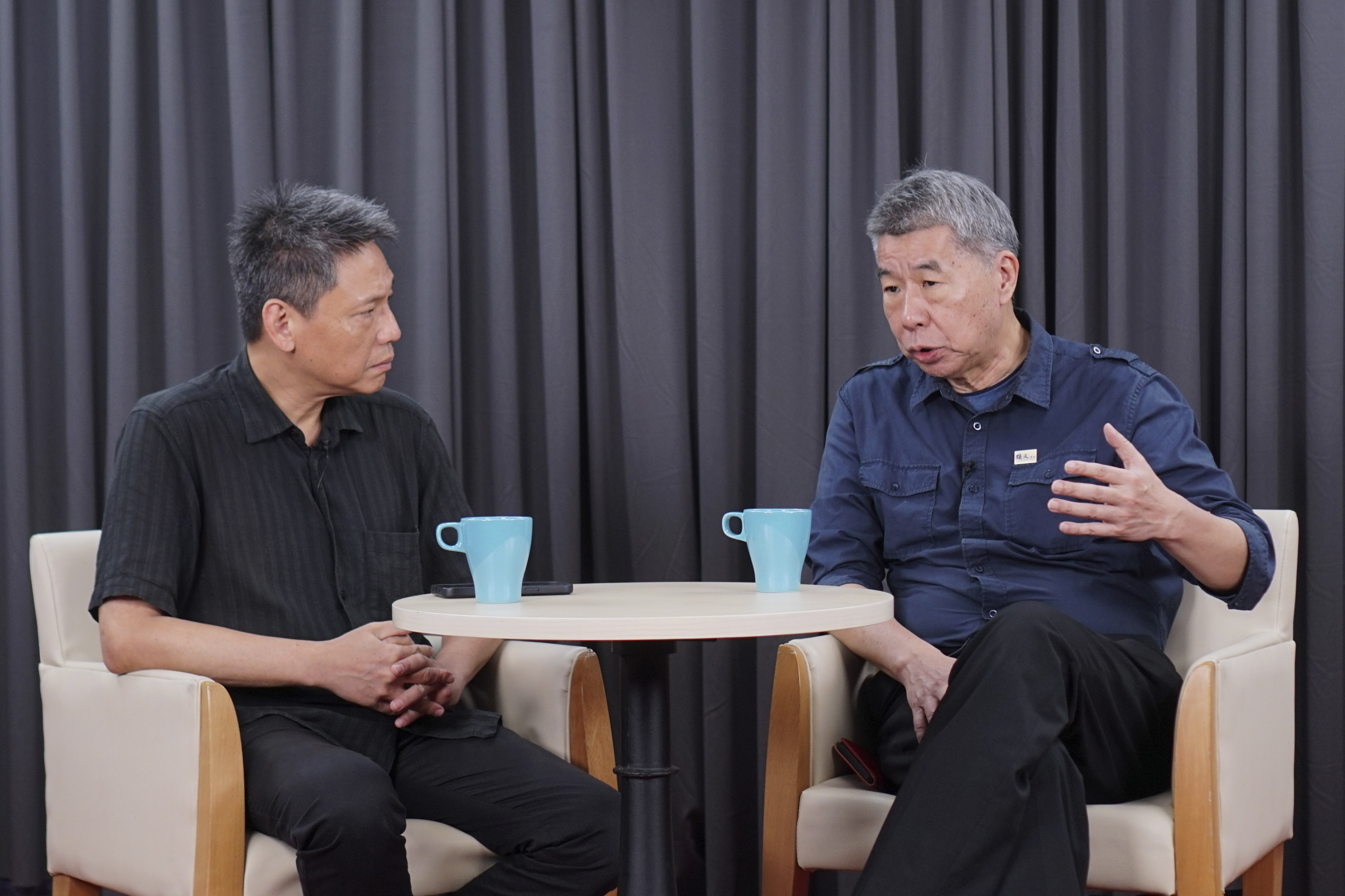 前內政部長李鴻源（右）應邀參加謝寒冰（左）主持的《寒梅Talk報》節目錄影。圖/記者梁鴻欣攝