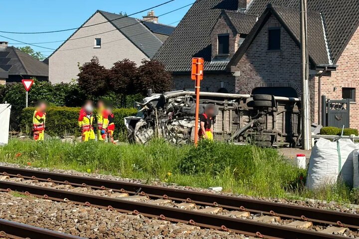柵欄放下仍闖平交道　比利時校車撞火車慘劇釀4死多傷