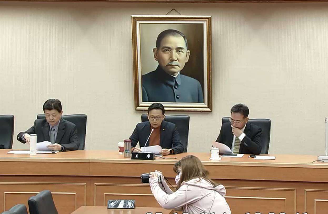 立法院教育文化委員會國民黨召委葛如鈞(中)12日針對《核管法》修正草案召開黨團協商。圖/翻攝自國會頻道