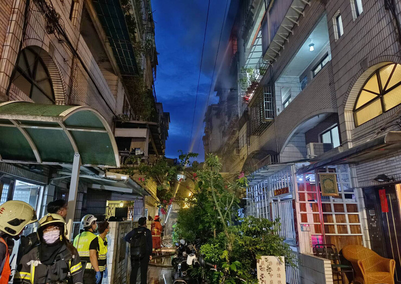 土城一棟公寓疑因鋰電池自燃發生火災，造成3人死亡。圖/中央社