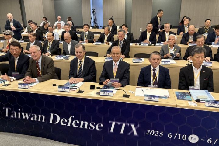 台北政經學院基金會10日舉辦台海防衛兵推，基金會董事長黃煌雄（前排右3）、前日本自衛隊統合幕僚長岩崎茂（前排右2）、前美軍參謀首長聯席會議主席、退役上將穆倫（前排左3）、前參謀總長李喜明（前排左1）等人參與。圖/中央社