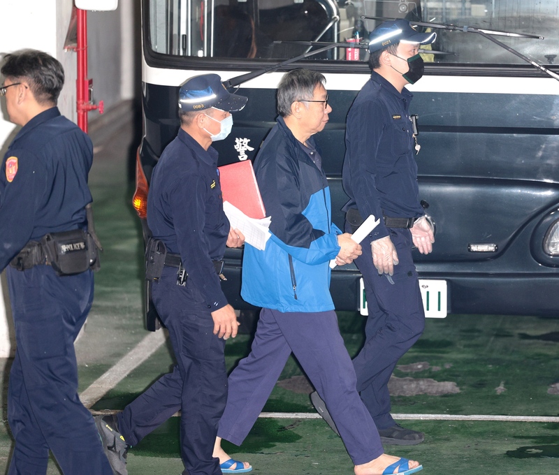 台北地方法院1日下午裁定前台北市長柯文哲（右2）延長羈押2個月。圖／中央社