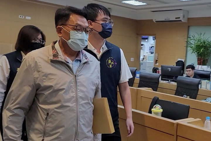 圖為民進黨前立委陳歐珀移送北檢複訊的畫面。圖/中央社