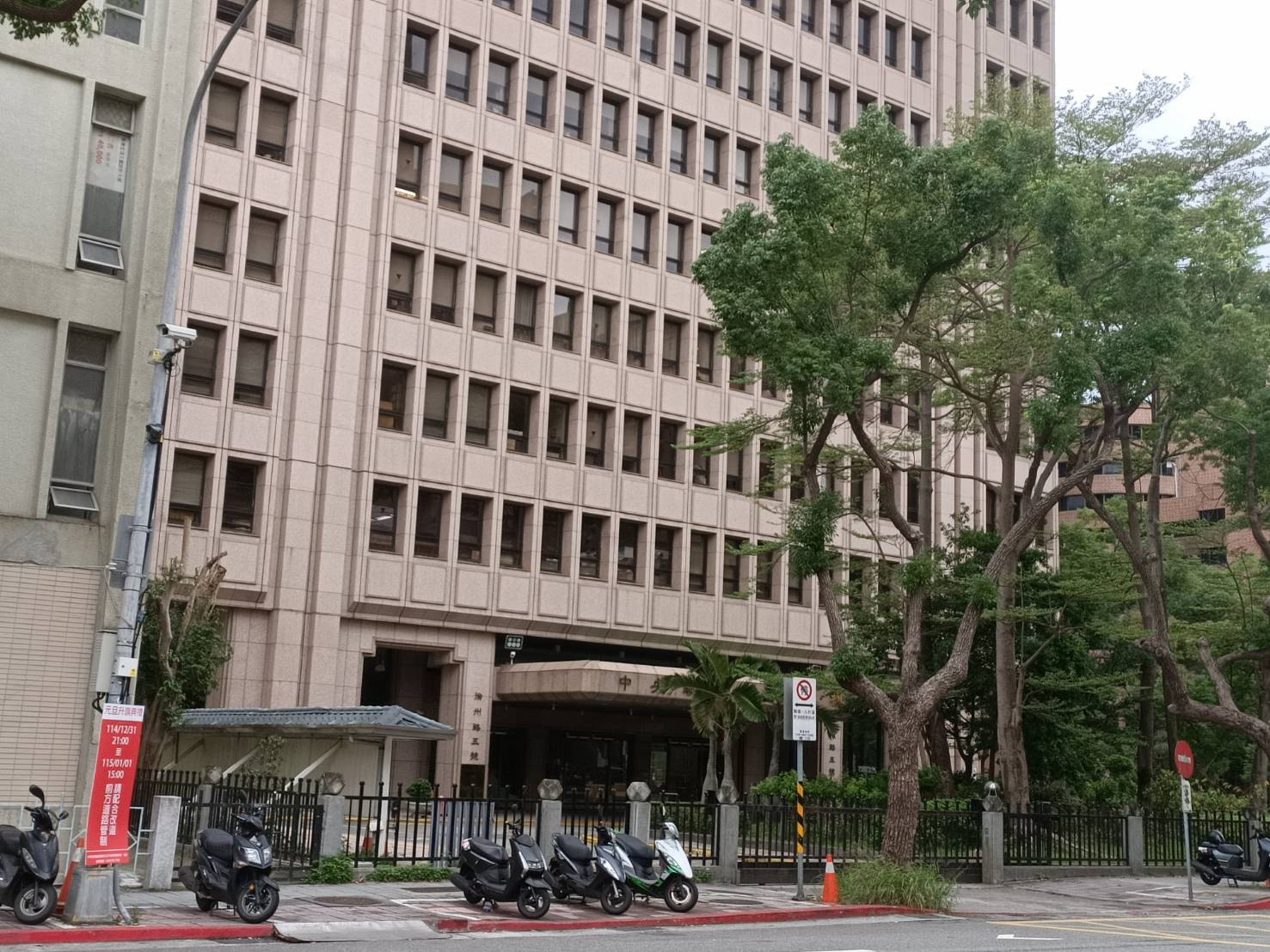 位於北市徐州路上的中央聯合辦公大樓入口25日沒有任何節慶裝飾。圖/記者簡立欣攝