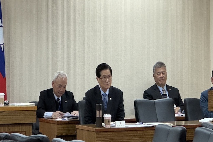 退輔會主委嚴德發2日（中）表示，退輔會已強化對退役軍人的反滲透、反統戰工作。圖/記者張國威攝