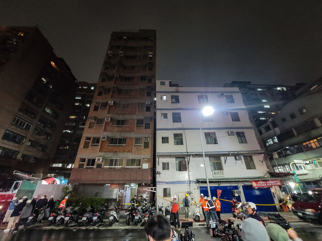 新北三重福隆路工地滲水，鄰近建物傾斜 。圖/取自中央社