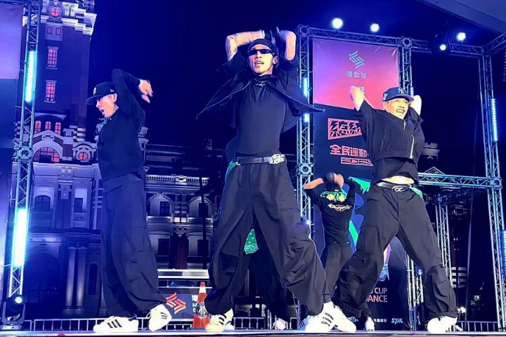 情緒與故事線一路推到尾聲,Breaking Bad Crew帶起全場尖叫聲不斷。圖為團員魚丸(左)、kobayashi小林(中)、孫樊(右)。圖/Pinky林佩蓉