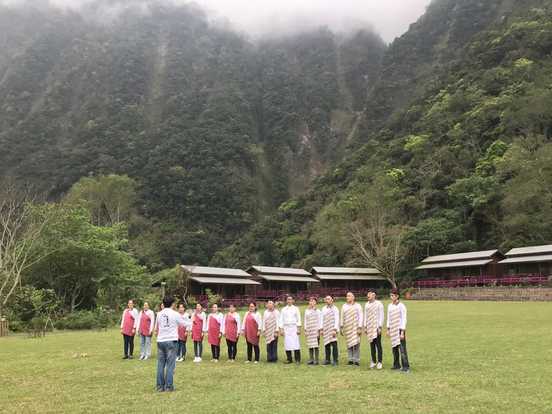 位於太魯閣國家公園的山月村文創旅宿，員工幾乎都是太魯閣族人，園區常安排原民樂舞表演與遊客同樂。圖為2018年演出。圖/中央社