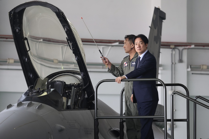 總統賴清德（右）21日上午前往空軍志航基地視察。圖/中央社。
