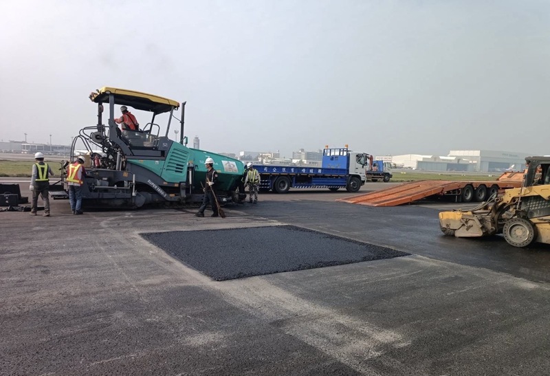 桃園國際機場南跑道歲修導致航班延誤引發民怨。圖/中央社