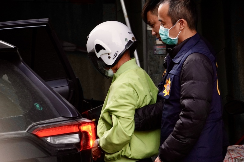 警方於2月10日押解嫌犯張介宗重返案發地蒐證。圖/中央社