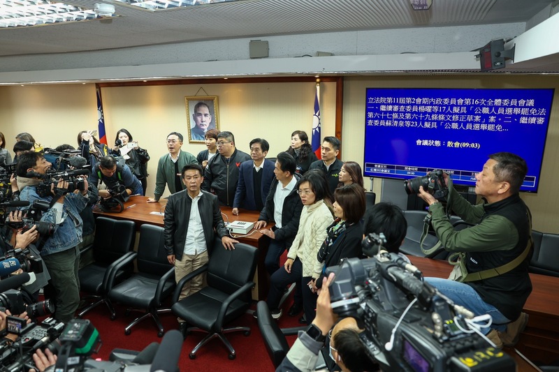  立法院內政委員會16日宣布選罷法修正草案初審通過，綠營黨團隨後進入會議室抗議程序無效。圖/ 中央社