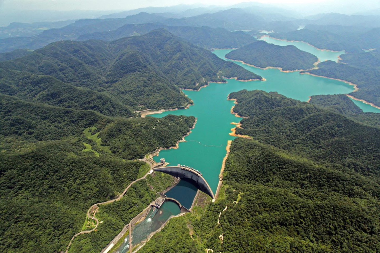 圖為翡翠水庫，因18日林口火力發電廠機組故障，影響電力供應，台電公司桂山電廠上午緊急向台北市政府翡翠水庫管理局求援。圖/取自馬英九臉書