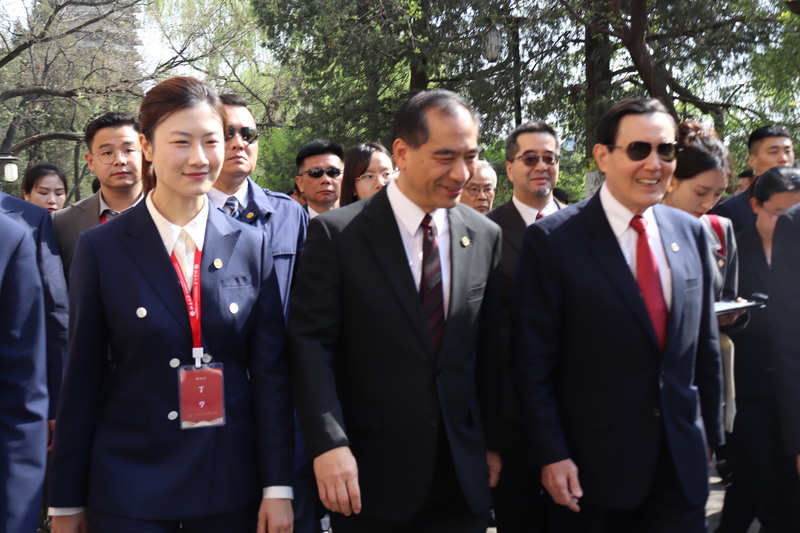 前總統馬英九（前右）9日率大九學堂學生到北京大學交流。去年也到訪台灣做交流的奧運金牌得主，現為北京大學體育教研部講師的丁寧（前左）也陪同馬英九一行人參觀北大。 圖／中央社 