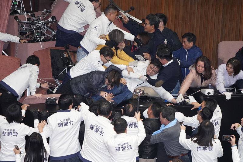立法院修《選罷法》等三法並通過，激起府院同聲表達不滿，後續府院會如何做，引發各界關注。圖／中央社