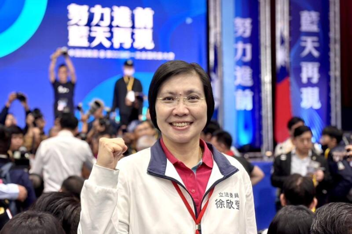 拍桌抗議七三制？徐欣瑩胞弟還原新竹藍營協調現場：根本無桌可拍、承諾純屬子虛烏有