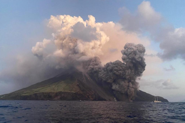 義大利西西里島上二座火山先後爆發。圖/取自新華社