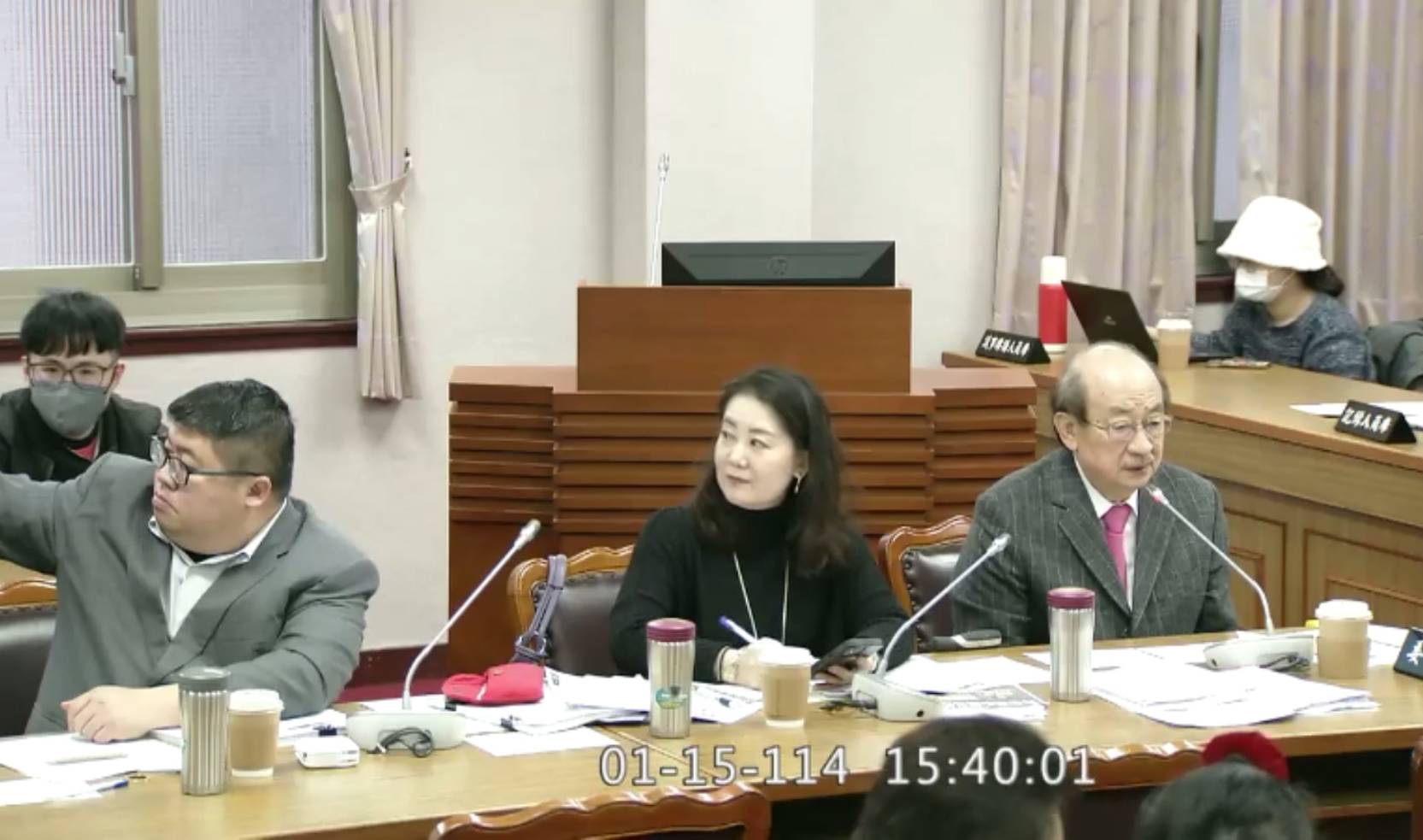 立法院15日朝野協商第一小時幾乎被民進黨團總召柯建銘(右)發言占滿。圖/翻攝自國會頻道