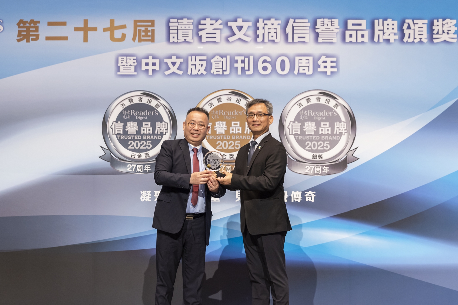 歐德集團執行長陳國偉（左）從台北市副市長張溫德（右）手中接獲獎座。圖/歐德集團提供