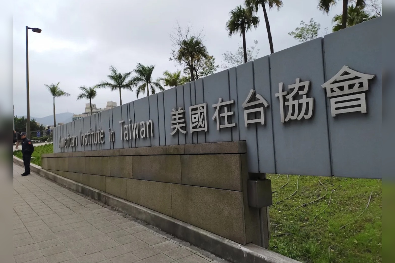 國防部和美國在台協會（AIT）人員在駕車上谷關時，由於對路況不熟悉，導致其中一輛車失控，將許姓餐廳老闆娘撞倒在地。圖/取自Google maps（Cindy帳號）