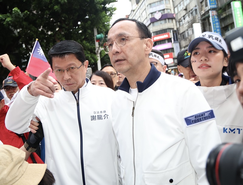 國民黨26日在凱道舉辦「反綠共戰獨裁」集會，黨主席朱立倫（前右）在活動尾聲表示將主動前往台北市警察局中正一分局；集會結束後，朱立倫與黨籍立委謝龍介（前左）等人隨即步行前往中正一分局。圖/中央社