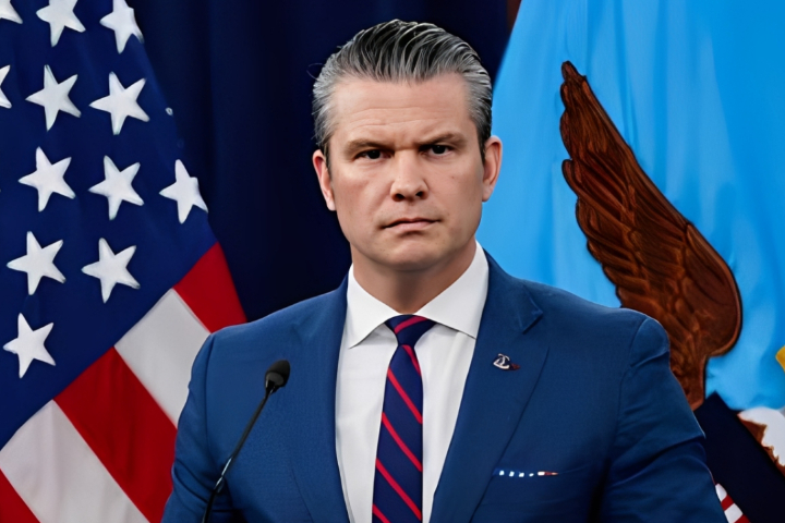 美國防長赫格塞斯10日宣布，將對伊朗發動「迄今最猛烈空襲」。圖/翻攝自USA TODAY YouTube頻道