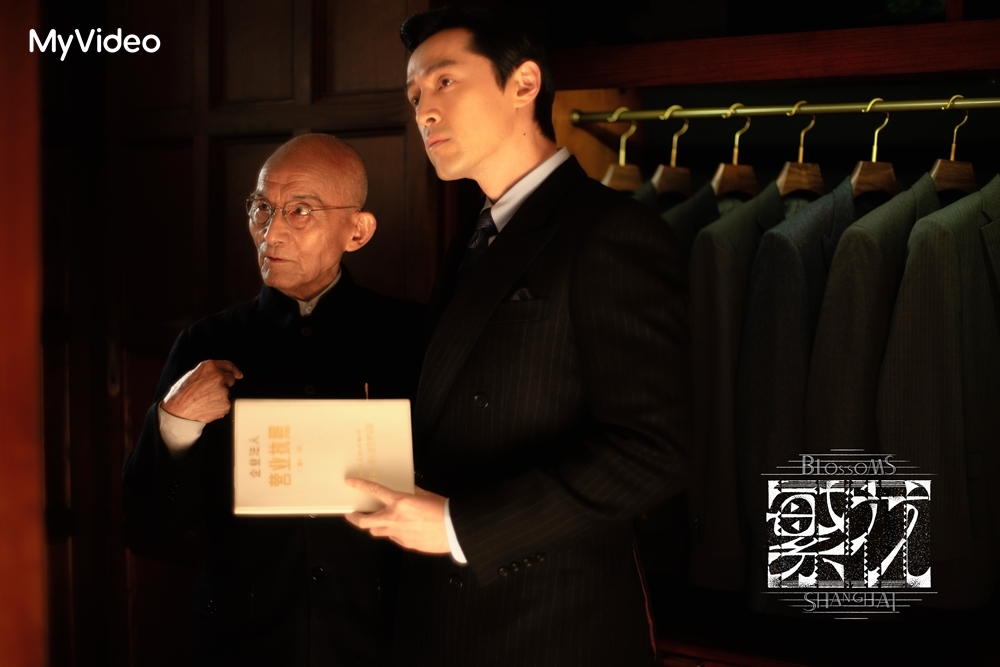 《繁花》講述胡歌（右）飾演的阿寶拜師游本昌（左）飾演的「爺叔」開始學習投資獲利。圖/澤東電影、MyVideo提供