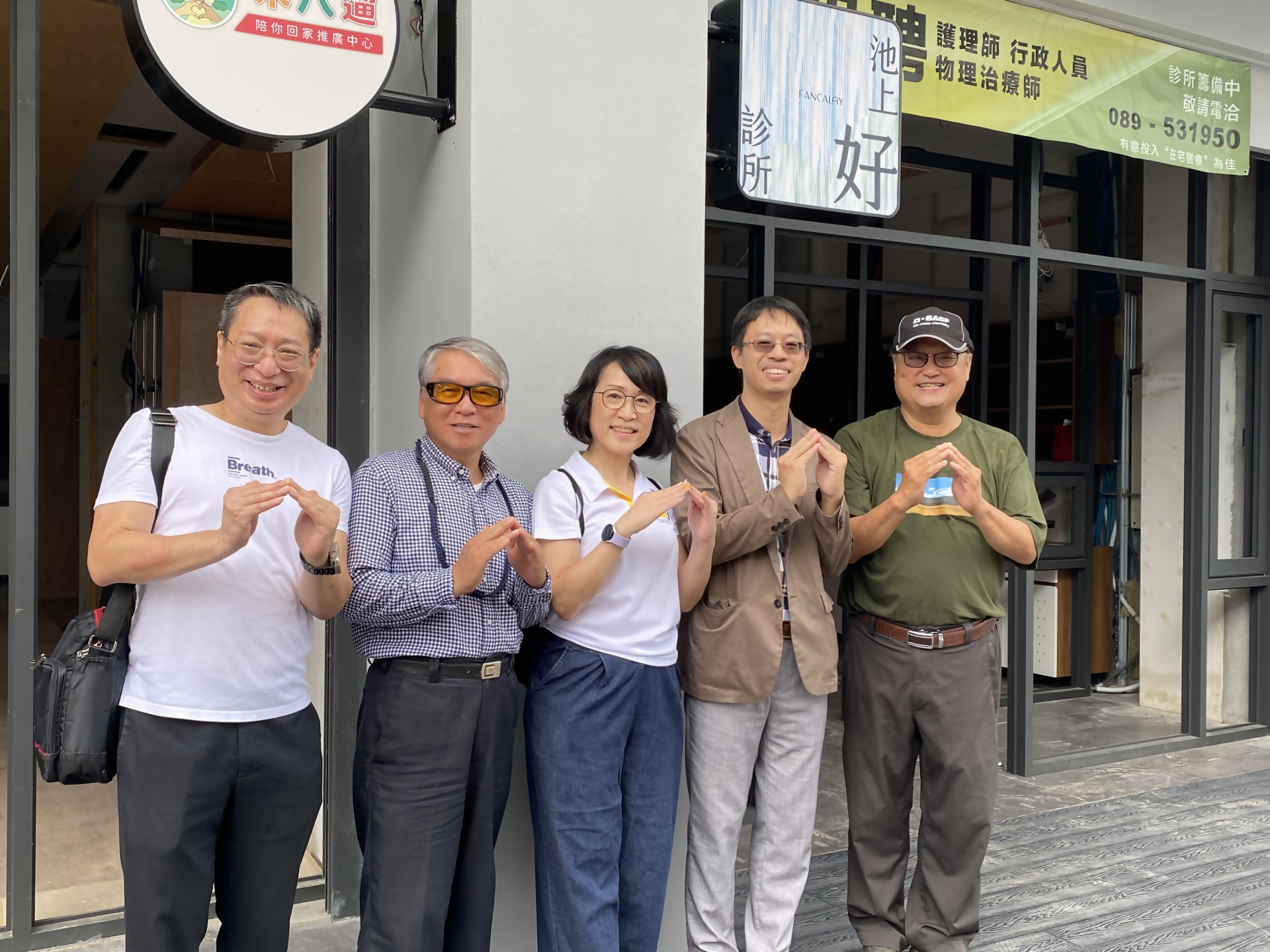 推動池上好診所的關鍵人物池上鄉文化藝術基金會理事長梁正賢（右起）提供閒置空間、都蘭診所負責人余尚儒醫師帶入醫療技術與團隊。圖/田瑜萍攝