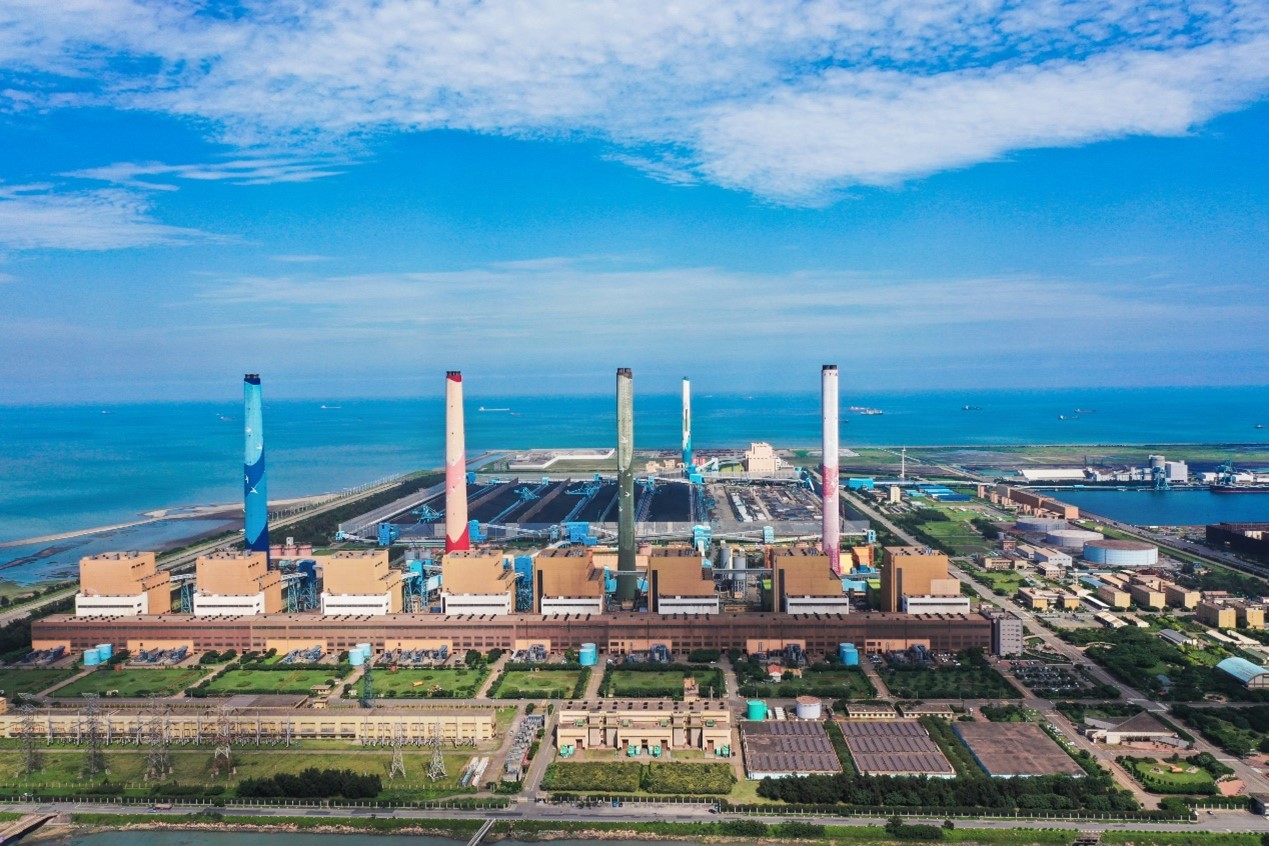 台中火力發電廠廠區面積達276.2公頃，係抽取台中港航道的砂浚填成之新生地。圖/取自台電官網