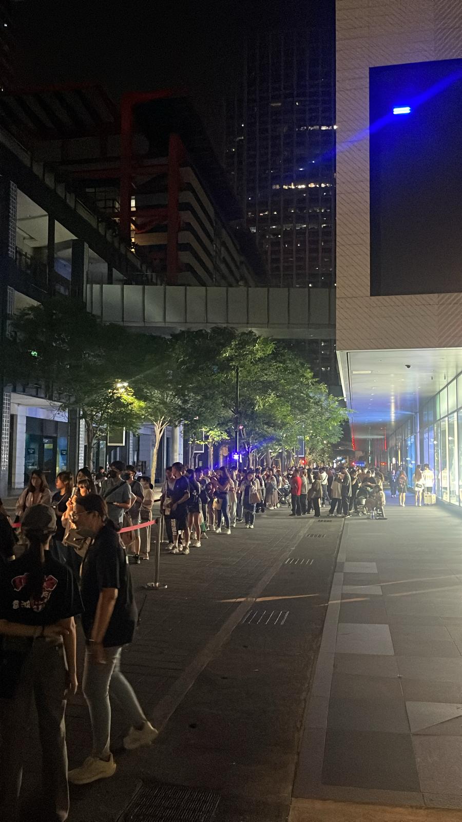 直到凌晨12:30，還是有粉絲排隊等簽名，最後直到凌晨3點結束。圖/讀者提供